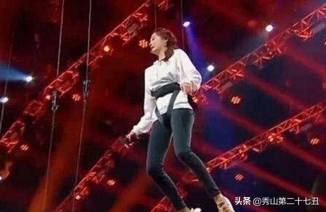 [9号放映厅]关晓彤突然被“吊”起来，被吓到立马喊一个名字，网友：被酸到了