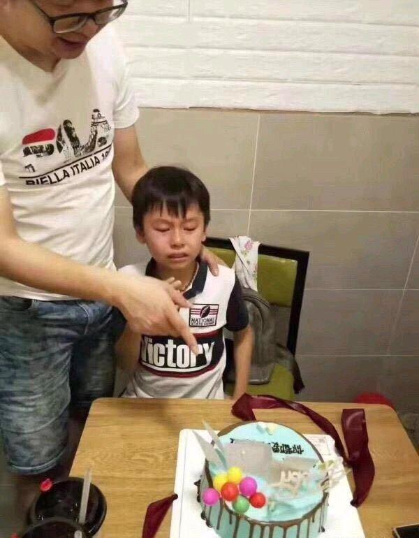 你的育儿经：最“无情”父母火了，订制生日蛋糕让娃情绪失控，网友：承受太多