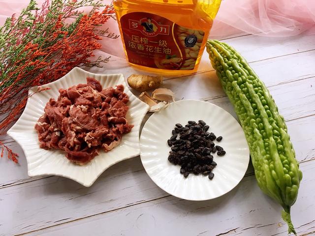冬天多吃牛肉，滋补身体还御寒，用凉瓜炒，好吃不油腻