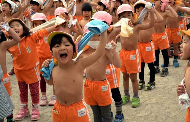 你的育儿经:巧妙实施“挫折教育”,鼓励孩子勇敢攀登,成长路上勇往直前