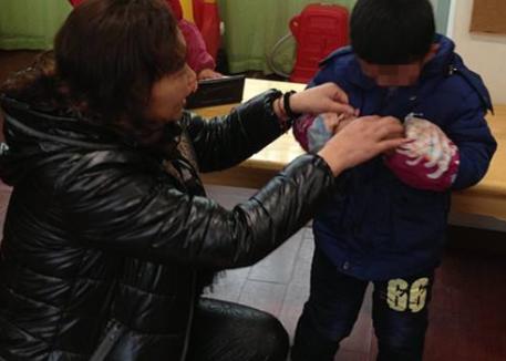 「你的育儿经」孩子裤子里拽出一物，笑翻幼儿园老师，网友：爸爸等着跪搓衣板吧