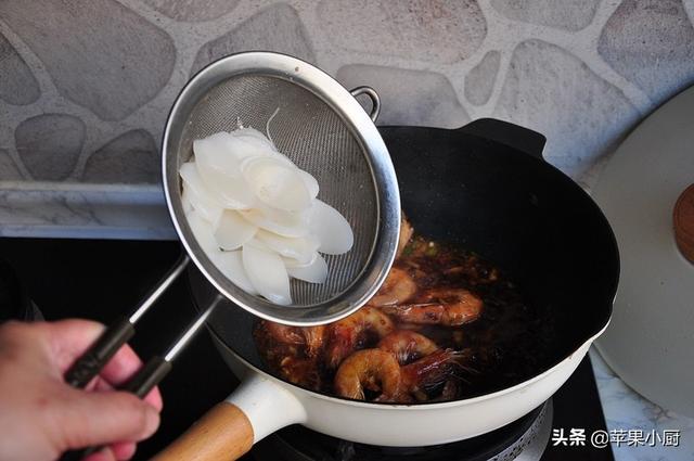 年糕加虾，简单易做，亦菜亦饭，糯米控喜欢，味道鲜香还易饱肚