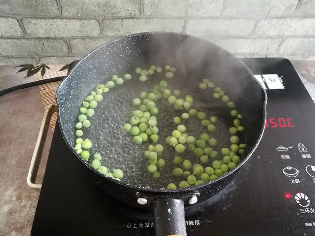 [你的育儿经]蒸鸡蛋羹别只会加水，加它营养又补钙，隔天吃一次，孩子长高个