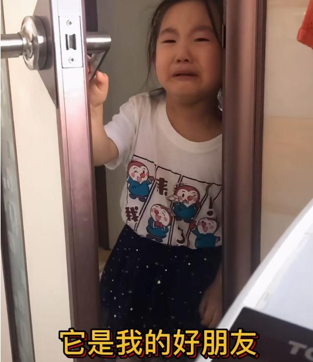 妈妈把孩子养的鱼炖了，5岁女儿悲伤不已，含泪吃了两大碗：真香