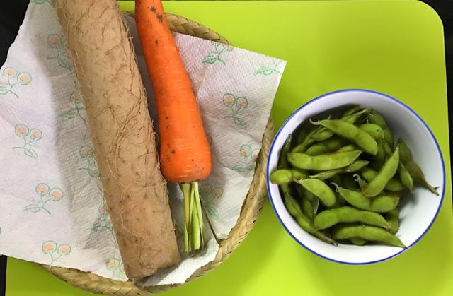 山药价格便宜，营养丰富，搭配上毛豆，好吃健脾