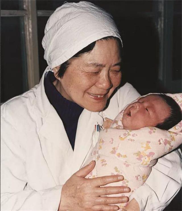 超级宝妈▲国内首例“试管婴儿”，曾遭人质疑，时隔32年她活成这样