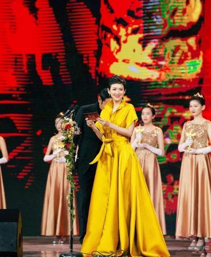 肆无忌惮的美|40岁章子怡剪短发太惊艳了！穿姜黄色连衣裙，又美出了新高度