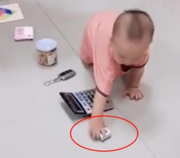 『你的育儿经』抓周宴上舅舅随手放的小东西，独得宝宝偏爱，但却让父母笑容凝固