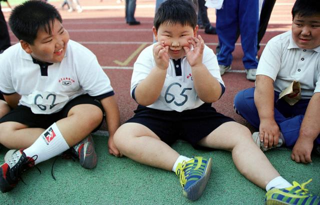 小胖墩电动车上“打瞌睡”走红，看后网友笑出猪叫：哪来的肉球？