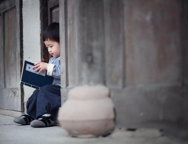 长大后嫁给我好吗？幼儿园俩男孩表白同一女孩，老师：孩子太早熟