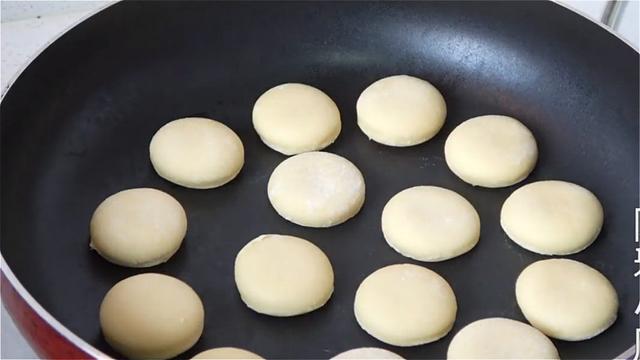 冬天的山药火了，加一碗面粉，不加水不加油，香甜松软，健脾益胃