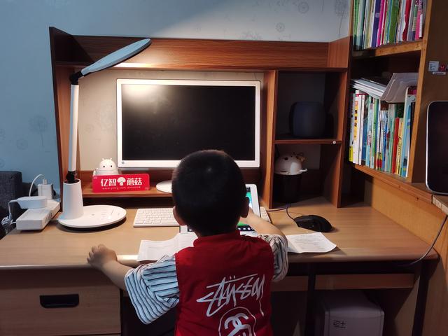 超级宝妈:台灯选的好,孩子成绩高!宜美护眼台灯体验
