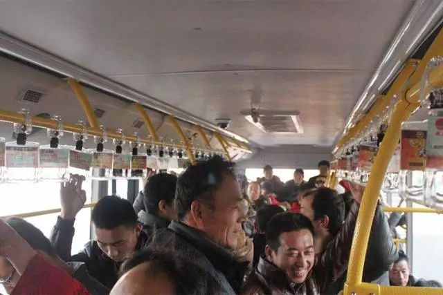#暖先生格调#公交车上男孩高喊肚子痛,母亲查看后报警,乘客:“孩子真机灵”