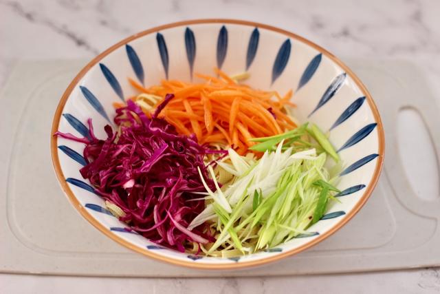 干豆腐的这做法绝了，和紫甘蓝一起做，吃着比肉香，一上桌就吃光