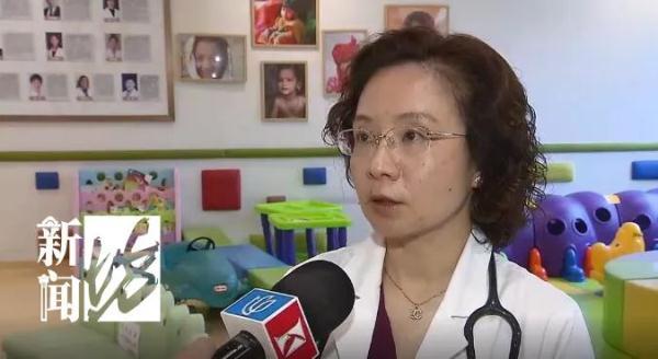 女士|沪一宝妈崩溃！万元请来的月嫂“蹦迪式”哄睡，还把脏奶嘴塞娃口中
