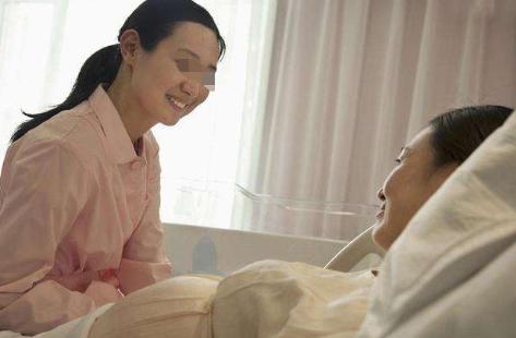 「你的育儿经」“一口饭都没给我留么”，90后宝妈喂完孩子没饭吃，怒掀餐桌