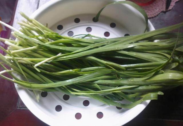 ?调韭菜馅，调料放得越少越好，只放两样就够了，饺子鲜香美味