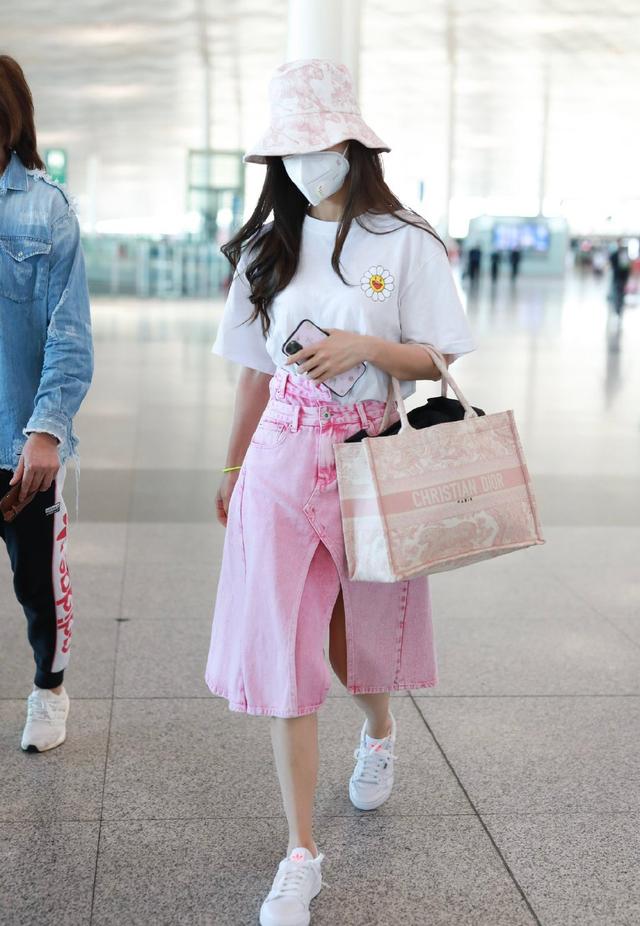 原味哆啦|杨颖变粉色小公主，渔夫帽+高开叉半身裙，嫩得像18岁少女