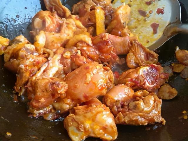 百吃不厌！教你营养好吃的酱香鸡肉，咸香美味又解馋下饭，很过瘾