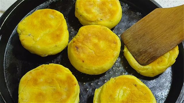 玉米面饼这样做，加多一种材料，口感丰富，吃着蓬松柔软，真香