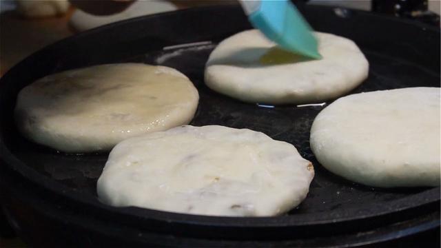 萝卜馅饼家常做法，皮薄馅大，味道鲜美，一家人都爱吃，太香了