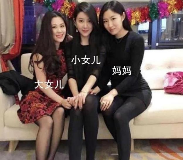 “高颜值母女”走红，3人同坐分不清谁是妈，网友：求同款丈母娘