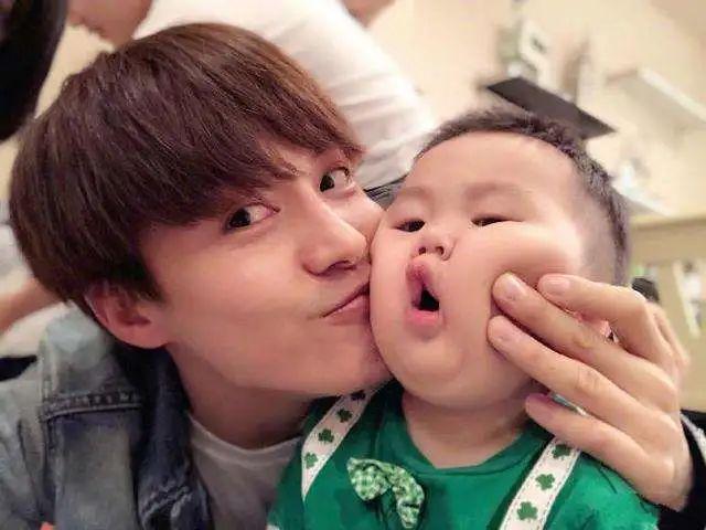 舅舅带娃能有多“不靠谱”？臭脚丫熏跑侄女，袋装奶娃挂门把