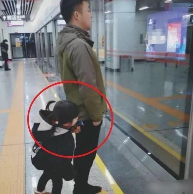 超级宝妈：等地铁时，这父亲的举止引称赞，网友：教养是家长给娃最好的名片