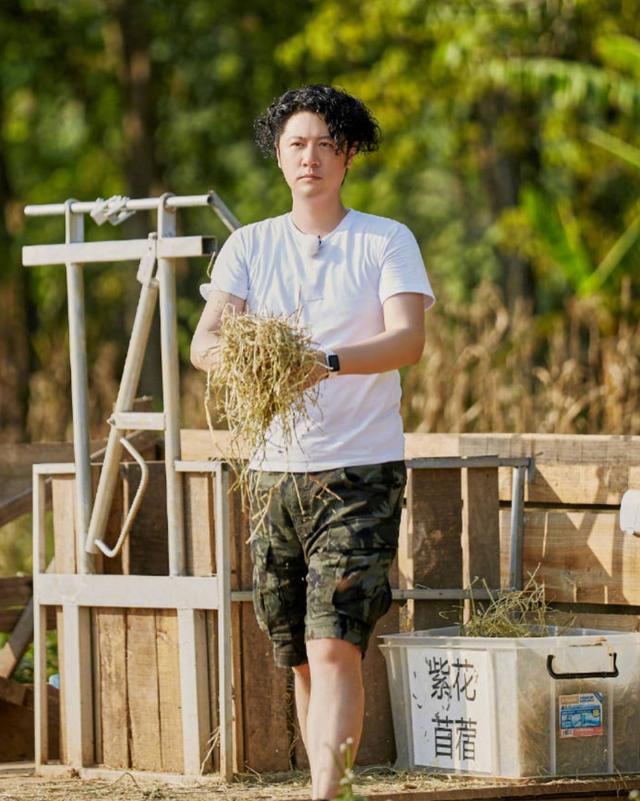 淡蓝色的记忆|任重近照曝光，面色油腻头发凌乱似流浪汉，发福明显体重近200斤