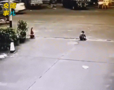 你的育儿经@一组动图警示你：血的教训！近期儿童交通事故合集。