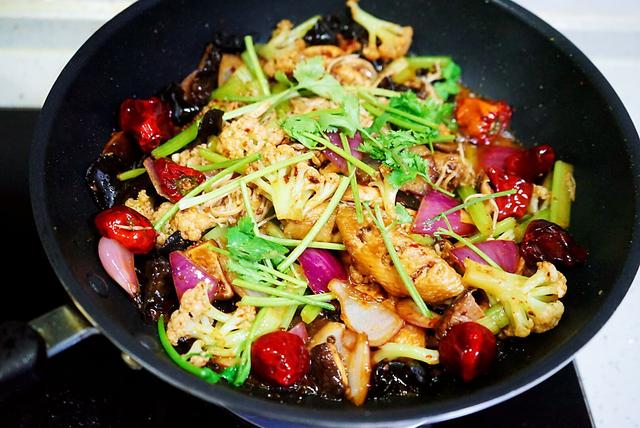 在家制作鸡翅麻辣香锅，食材丰富，营养更丰富，好吃到停不下来