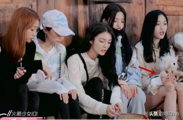 喵酱|《横冲直撞的20岁》别人都在吃零食，有谁注意吴宣仪在干嘛？