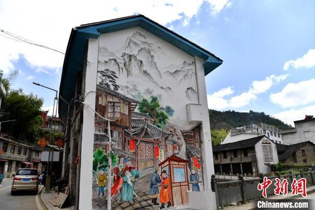 图为墙绘作品再现古镇繁华景观 张斌 摄