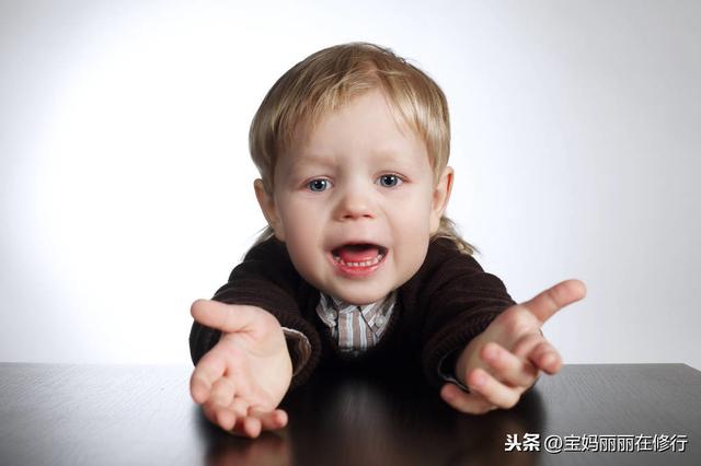 【超级宝妈】懂得那么多育儿知识，却还是教不好自己的娃：我是用这一招破解的