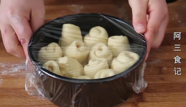 面粉里加2个鸡蛋，学会这样做，柔软拉丝，太香了，出锅瞬间抢光