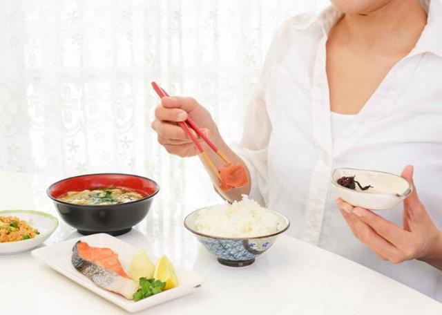 脂肪肝是吃出来的，饮食注意这4点，吃对了，肝脏会感激你