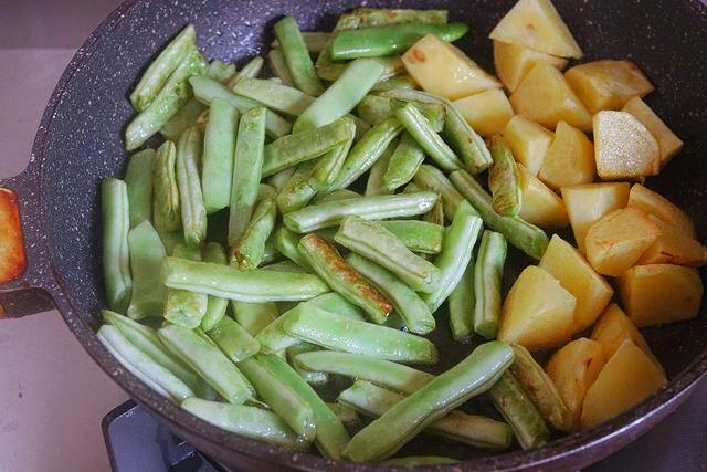 炖豆角，看着简单不会真做不好，牢记3点，才能鲜香下饭滋味浓郁