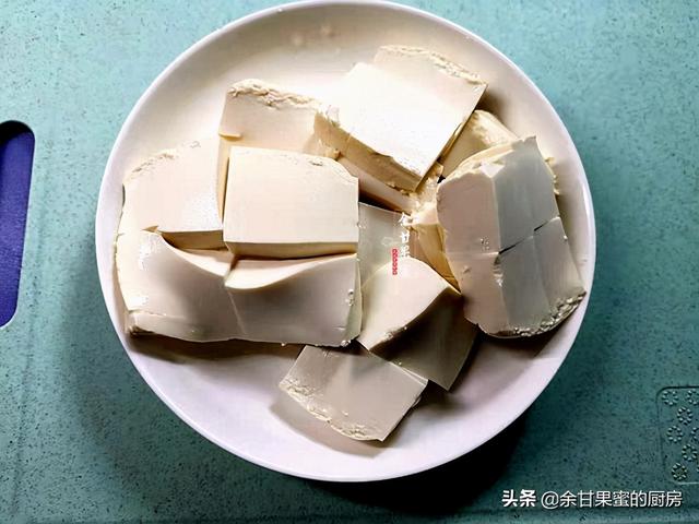 番茄金针菇烧豆腐，成本不到8块钱，热乎乎上桌，暖胃又下饭