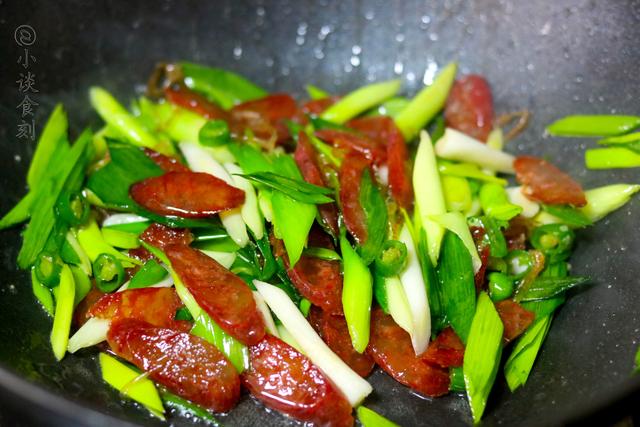 天冷了，大蒜和香肠是绝配，老一辈人特爱用它下酒，成本10块钱