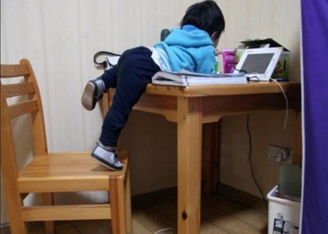 [超级宝妈]宝爸带娃，结果把宝妈毕业证涂毁了，网友：父子一起跪搓衣板