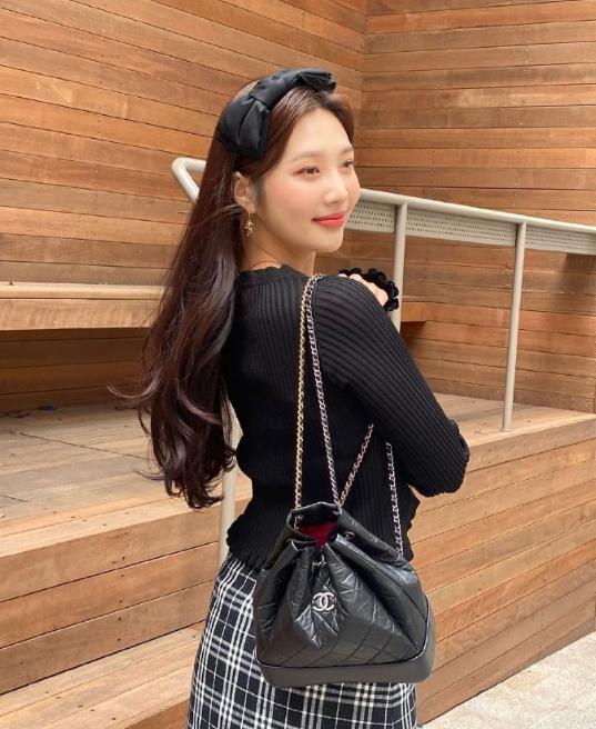 带货女王朴秀荣太会穿了!BM风穿搭加香奈儿包包,精致又少女
