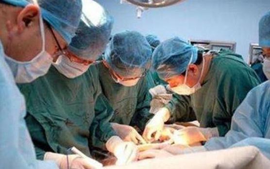 超级宝妈|19岁女孩怀孕8个月从未产检，肚里掏出6斤娃和30多斤巨瘤，命真大