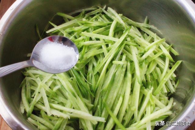 冬天，青萝卜外皮营养极高，扔了太可惜了，做成饺子吃，特别香