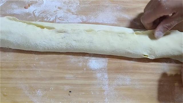 玉米面饼这样做，加多一种材料，口感丰富，吃着蓬松柔软，真香