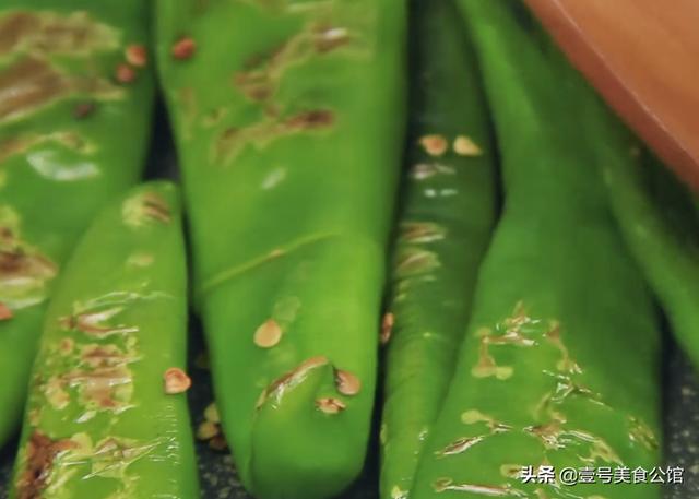 虎皮青椒这样做才好吃，加入豆豉简单炒制，鲜香入味，家人都爱吃