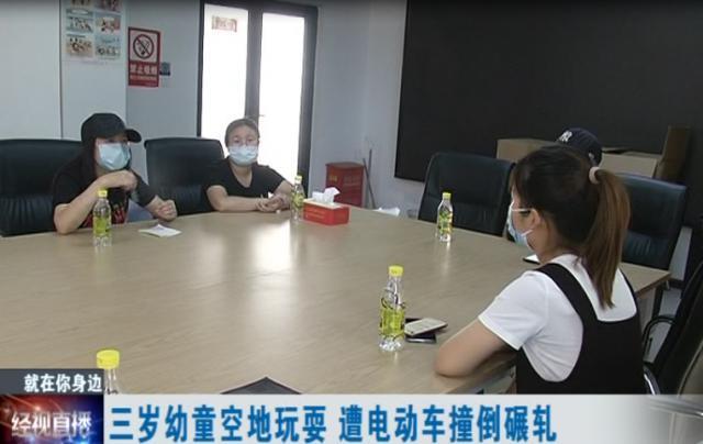 超级宝妈|3岁幼童遭电动车撞倒碾轧，肇事女子：小孩子是自己跑出来的