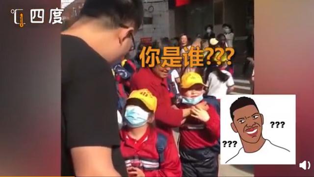 #超级宝妈#尴尬！父亲竟认错亲女儿，口罩：这个锅只能我背了
