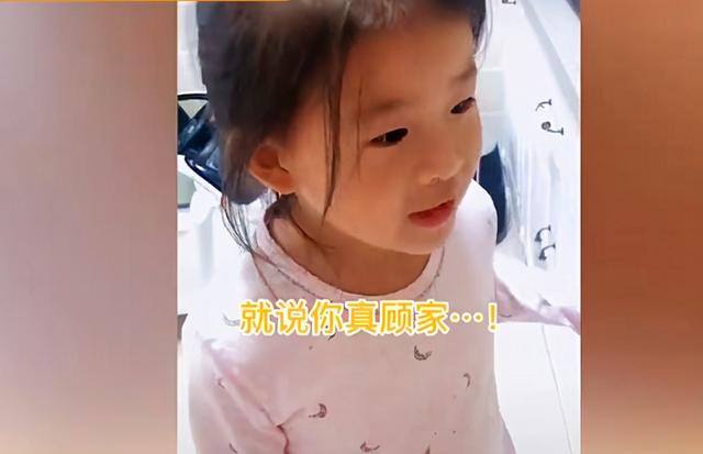 怕妈妈没做饭，一年级女娃“打包”学校剩菜带回家，老师反应亮了