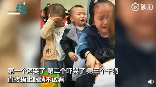 「你的育儿经」幼儿园采血现场哭成一片，小朋友们排队等，第三个捂眼不敢看
