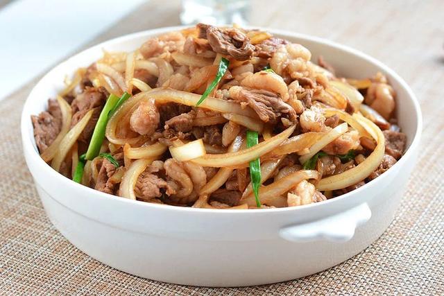 冬日进补怎么能少了羊肉呢？鲜而不腻，又暖又香，快来大快朵颐吧